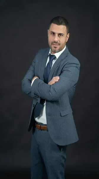 משרד עורכי דין מעוצב ומקצועי — ספריית ספרי משפט וסביבת עבודה יוקרתית